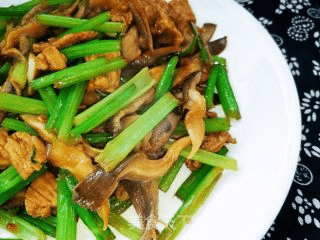 芹菜鲜菇炒肉的做法