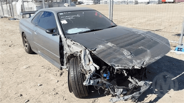 确实是神车啊！一辆车祸严重受损的日产GT-R卖到了百万元