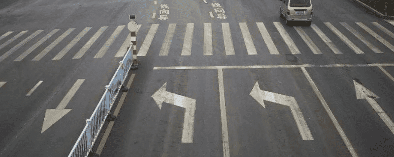 左转是否必须转入左车道，右转是否必须转入最右车道